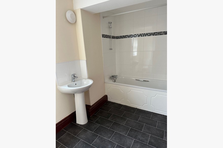 1 Bedroom Flat Flat/apartment To Rent - Bathroom