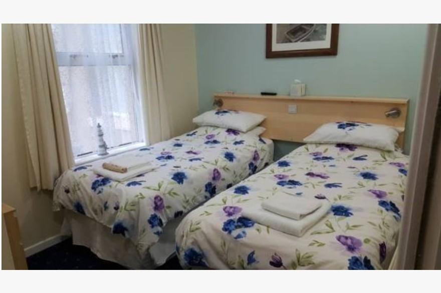 10 Bedroom Hotel For Sale - Photograph 10